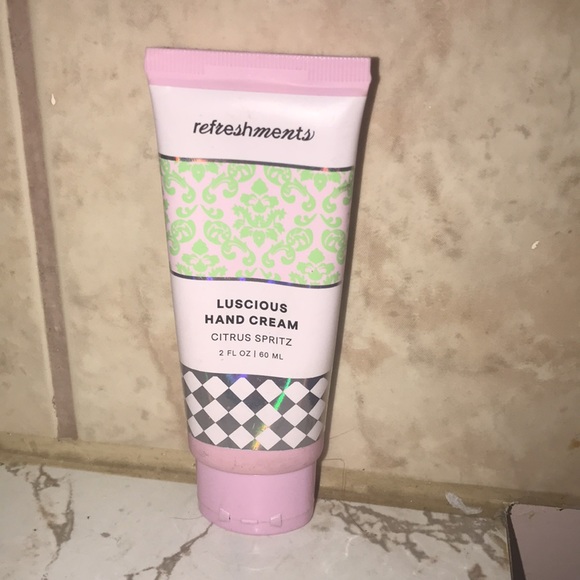 “REFRESHMENTS” Face Wipes & Hand Cream Bundle (NEW)!! - Picture 2 of 7